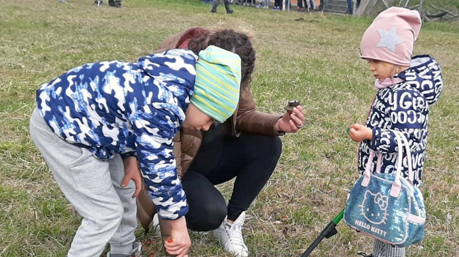 Bambini col metal detector (foto d'archivio)