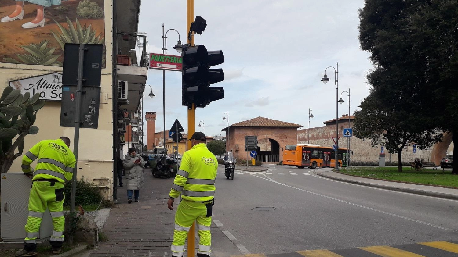 Proteggere i pedoni  Strisce luminose  e nuovi semafori  Meno pericoli in strada