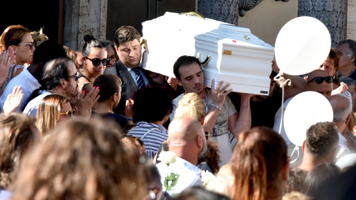 Un'immagine del funerale del piccolo Alessandro (Agostini)