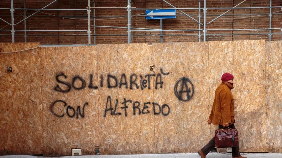 La frase "solidarietà, con Alfredo" con la "A", simbolo degli anarchici