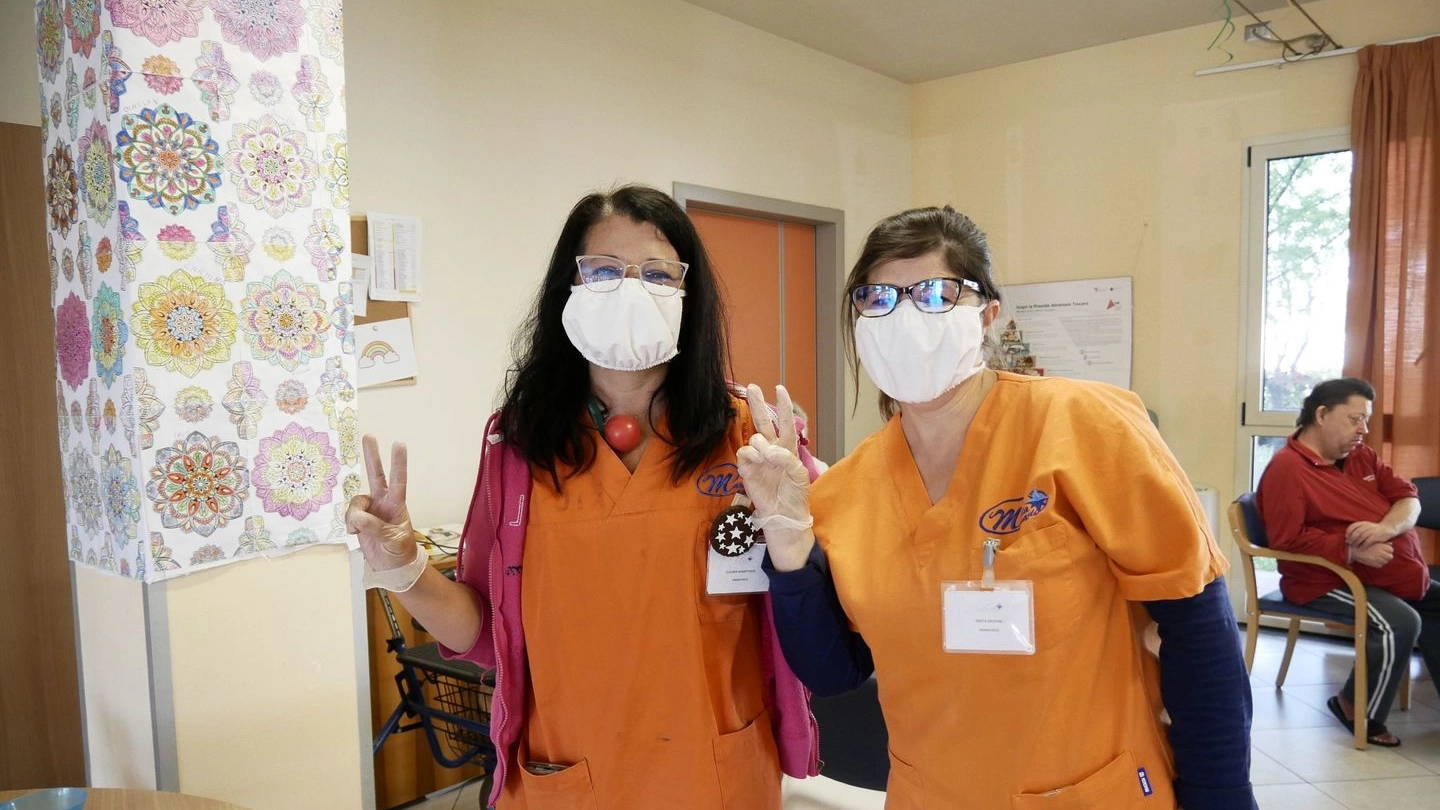Due operatrici sanitarie della Rsa Casa di Marta (foto Attalmi)