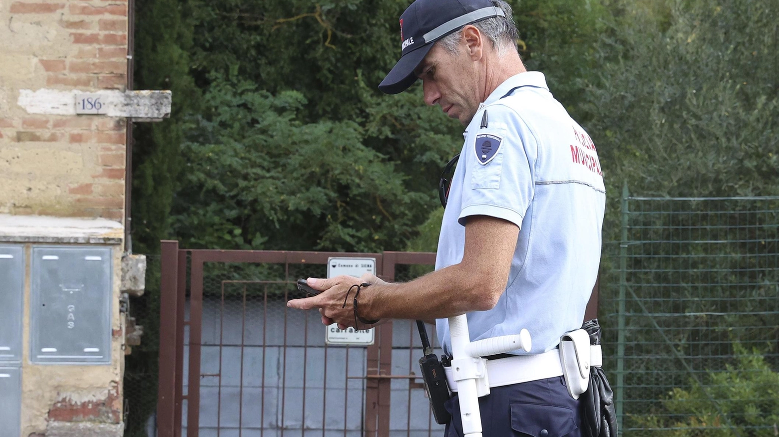 Muore cercando funghi. Giro in bosco, poi il malore. Senza scampo un 60enne