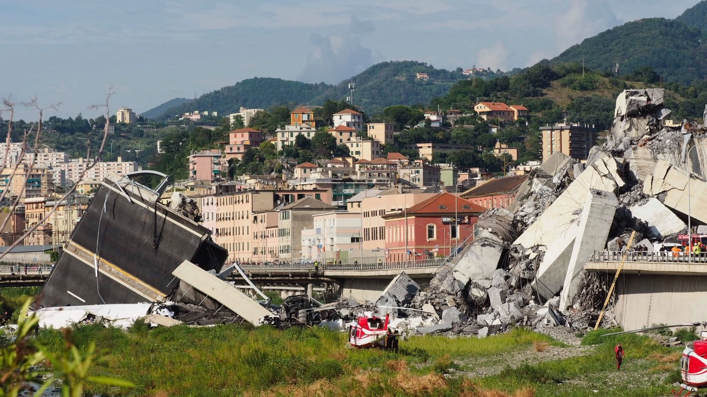 Il ponte Morandi crollato a Genova (foto Pasquali)