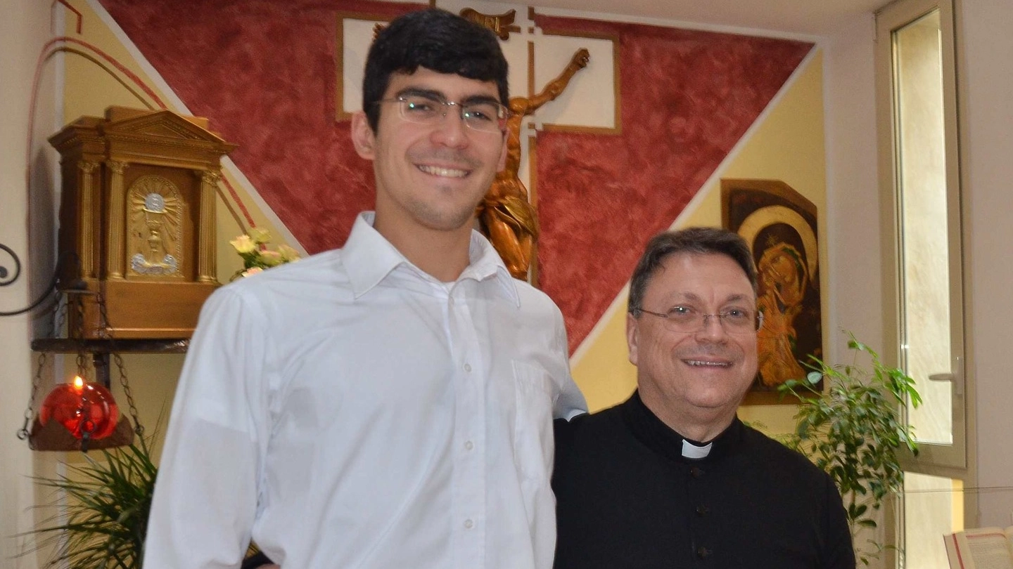 Samuele Del Dotto insieme a don Luigi Pellegrini, parroco di Santa Rita (foto Umicini)