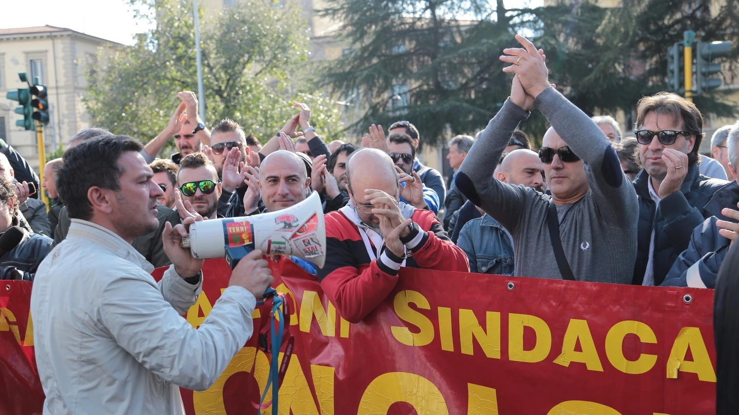 La contestazione fuori dai cancelli della Leopolda (Giuseppe Cabras/New Pressphoto)