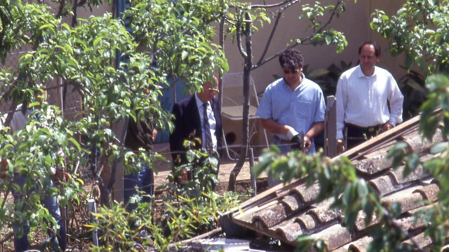 Ruggero Perugini e i suoi investigatori durante la perquisizione nella casa di Pacciani