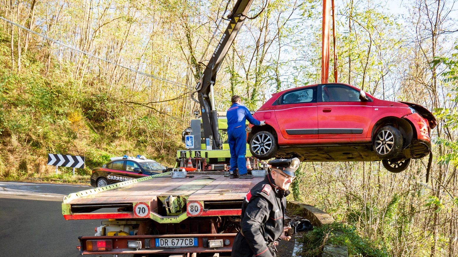 L'auto della donna viene recuperata (Foto Borghesi) L'auto della donna viene recuperata (Foto Borghesi)