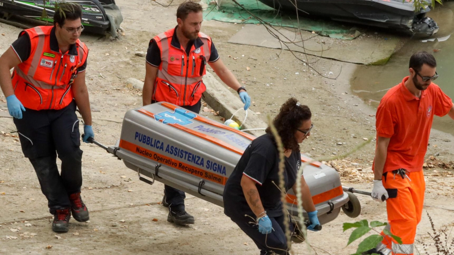 Trovato il cadavere nel lago. È il corpo del canoista. Mistero sul salvagente Trovato il cadavere nel lago. È il corpo del canoista. Mistero sul salvagente