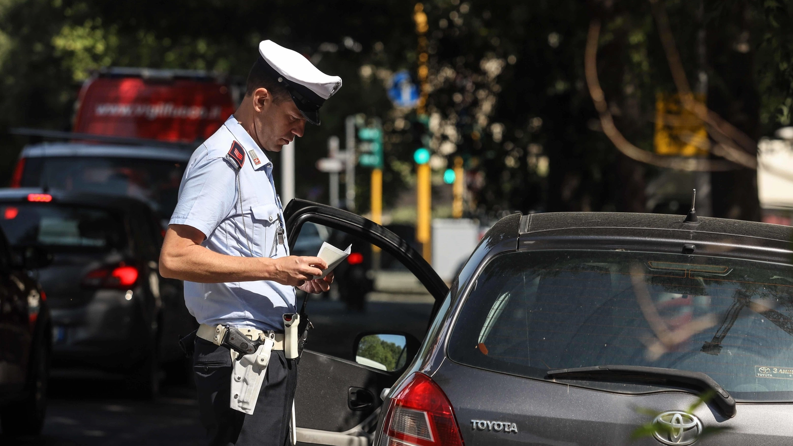 Alla guida dopo aver bevuto e con la patente scaduta: denunciato Alla guida dopo aver bevuto e con la patente scaduta: denunciato
