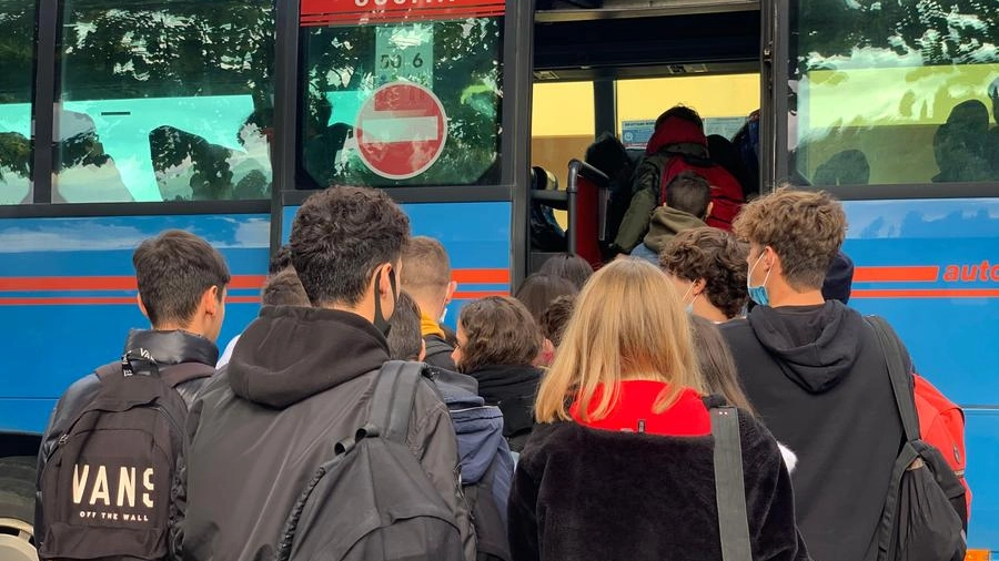Studenti prendono il bus (foto d'archivio) 