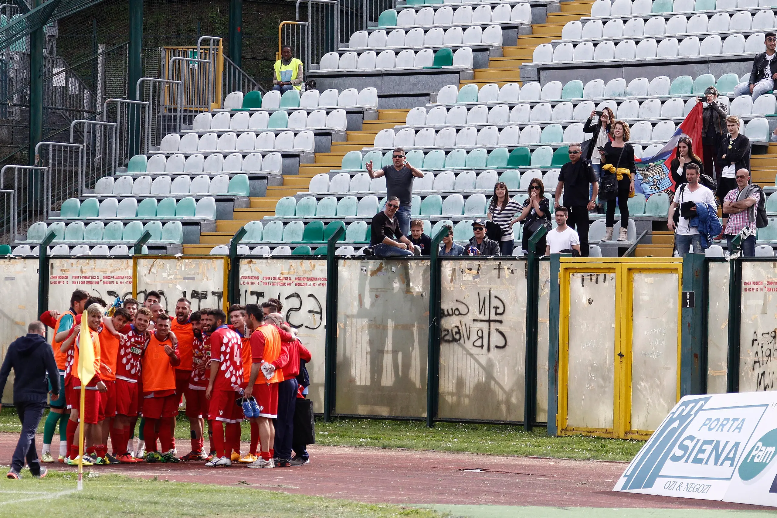 Sassate contro il pullman del Gavorrano, giocatori bloccati nello stadio