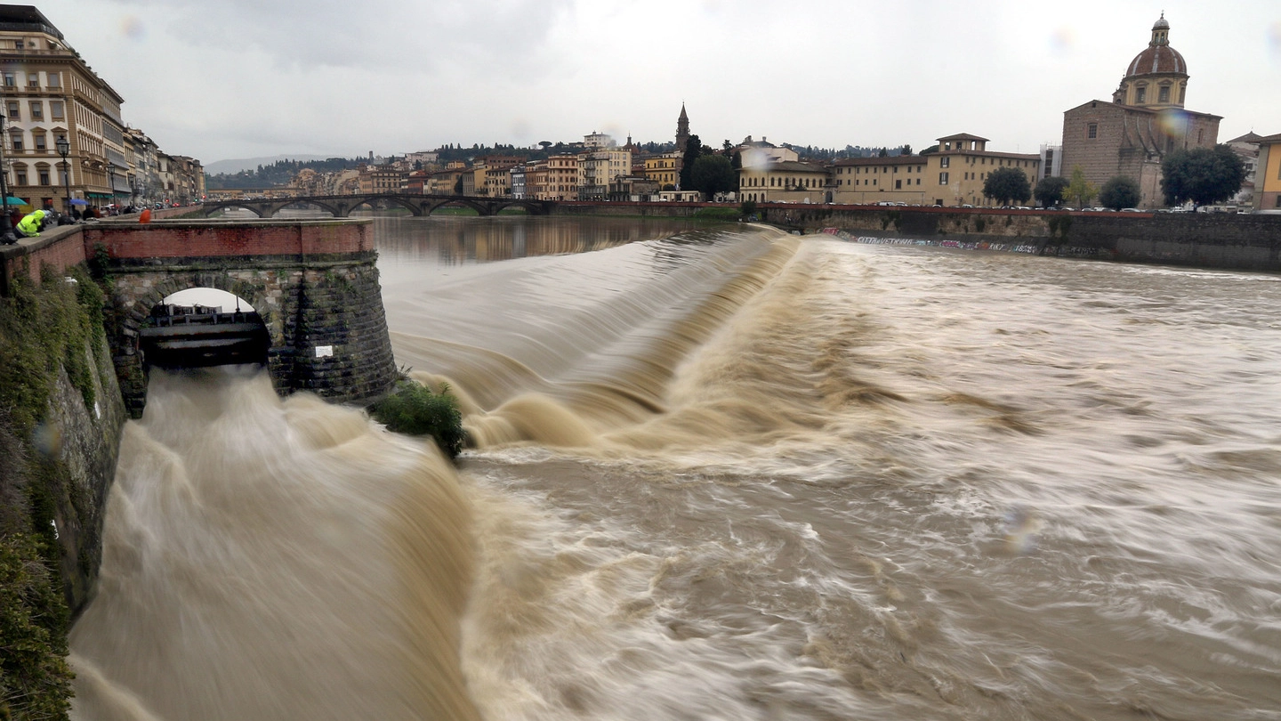 Arno in piena a Firenze (NewPressPhoto)