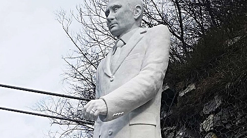 La statua di Putin all'imbocco del ponte sospeso di Vagli