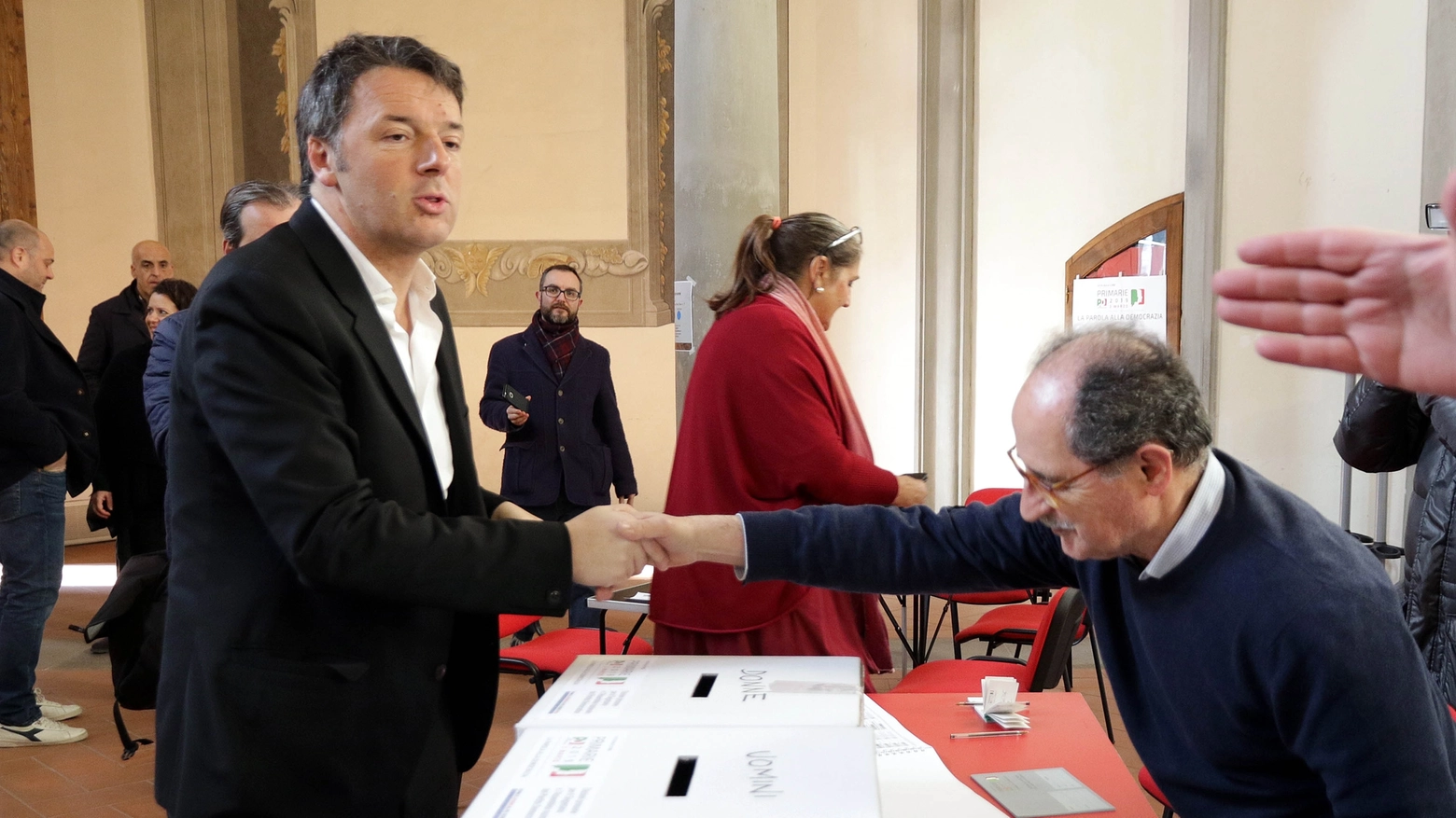 Primarie Pd, Matteo Renzi al seggio per votare