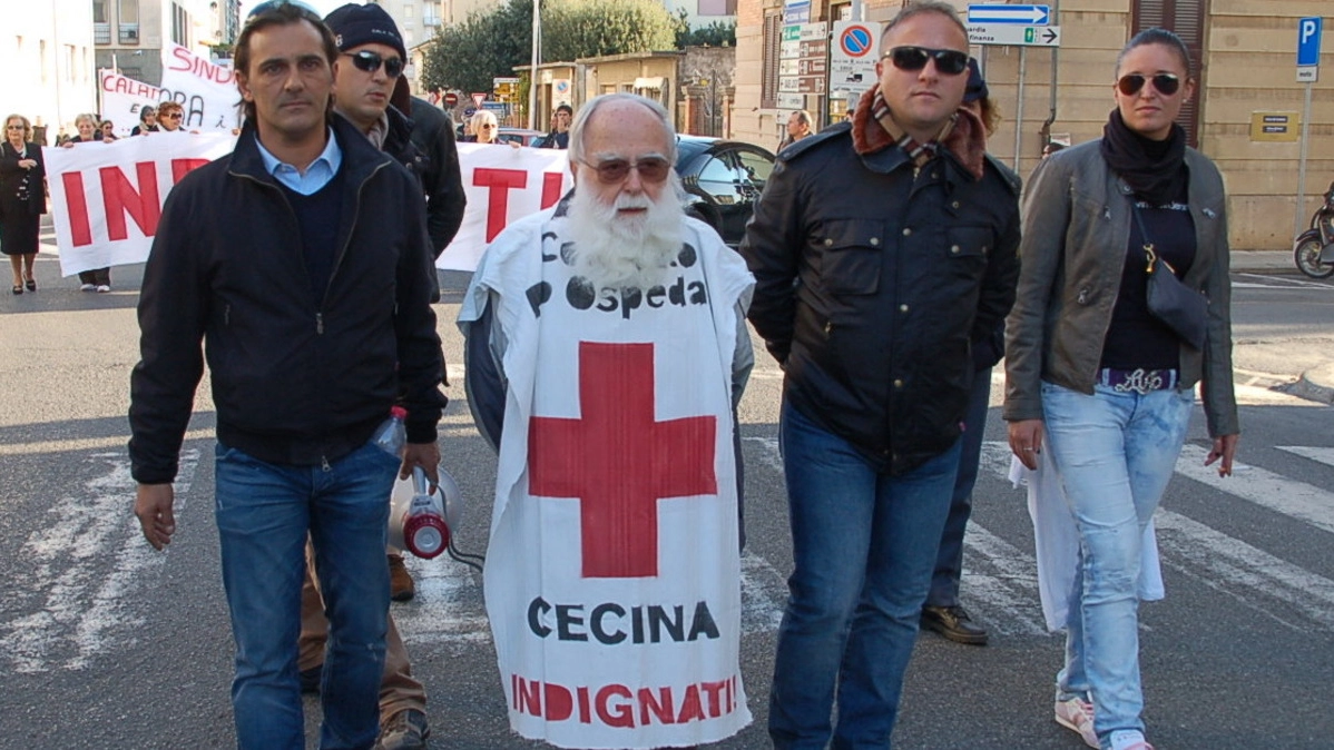 Don Reno Pianeschi ha già manifestato alla testa di un corteo in difesa dell’ospedale cittadino