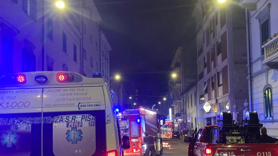 Incendio a Pisa, palazzo evacuato