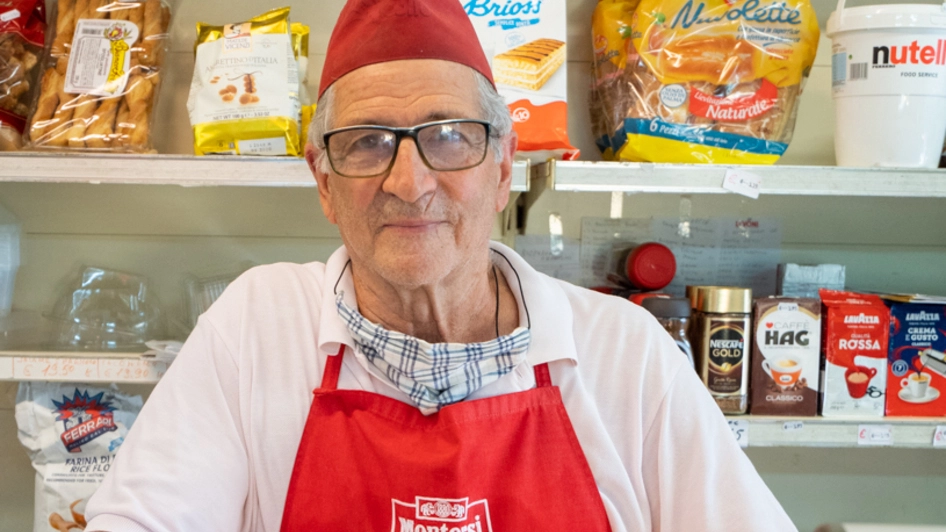 Giampaolo Dal Cerro, 78 anni, nel suo negozio di alimentari (foto Alcide)