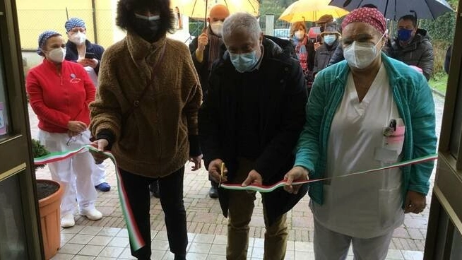 Un momento dell'inaugurazione della 'Stanza degli abbracci'