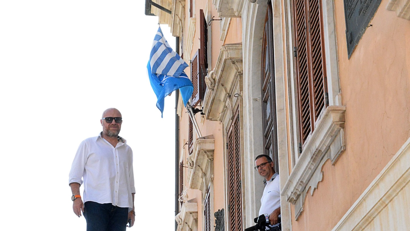 Nogarin con la bandiera greca (Foto Lanari)