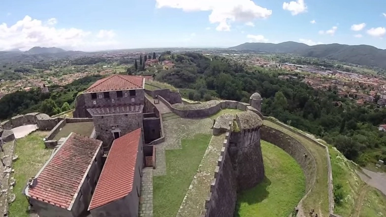 Le riprese della fortezza di Sarzanello dal drone