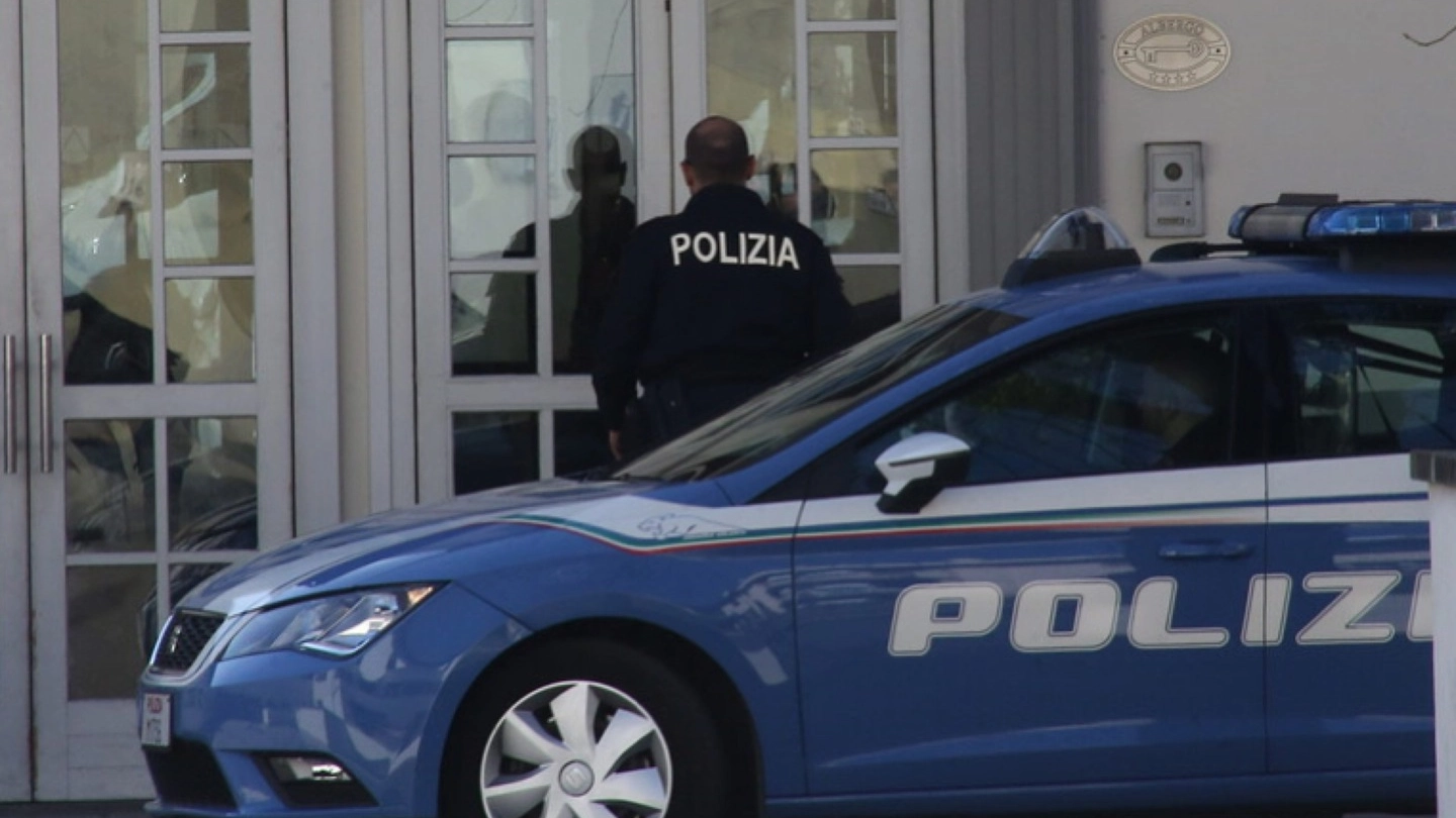 La polizia davanti all'hotel (New Press Photo)