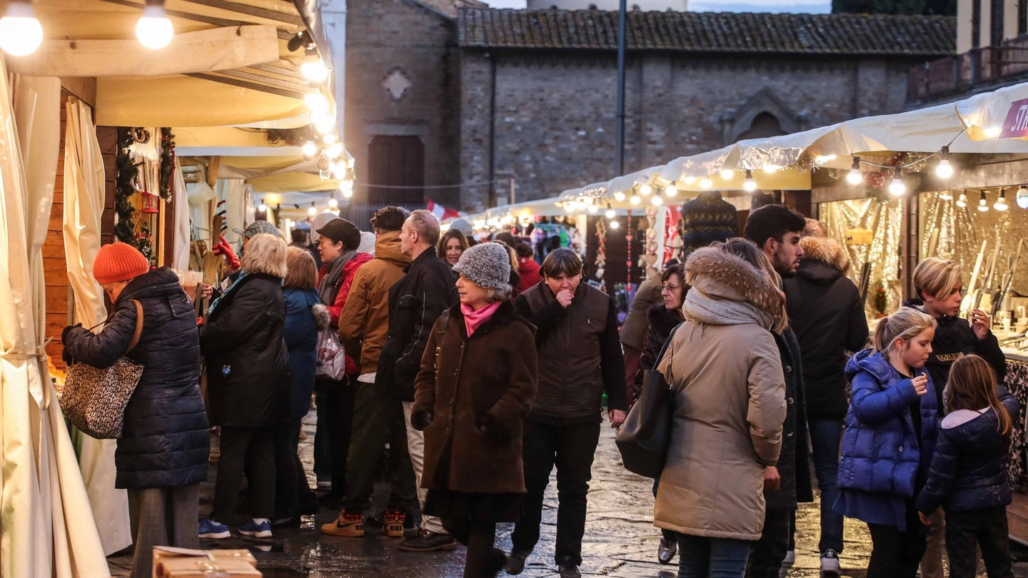 Il mercatino di Natale di piazza Santa Croce a Firenze (New Press Photo)