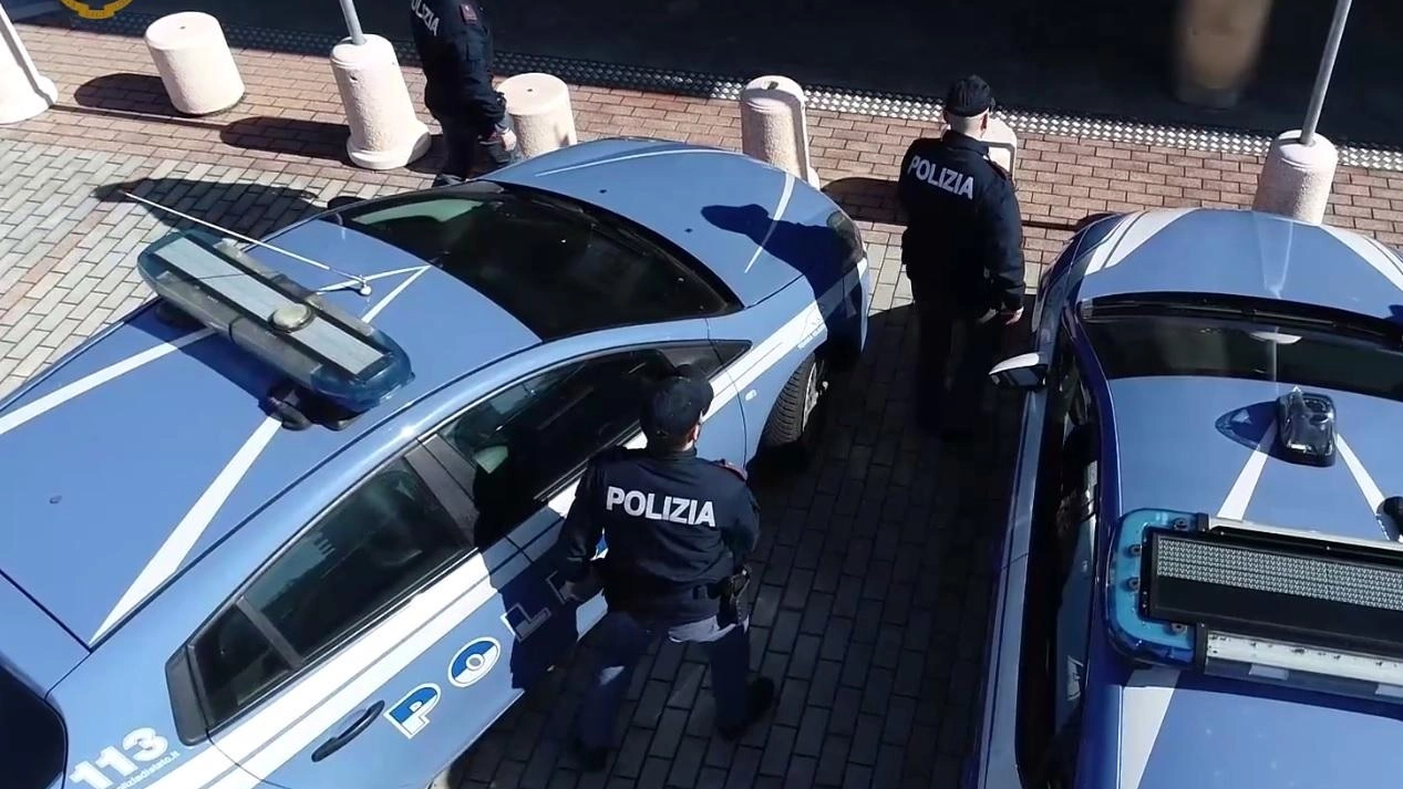 Inquilini abusivi, la polizia controlla 78 persone e 42 mezzi Inquilini abusivi, la polizia controlla 78 persone e 42 mezzi