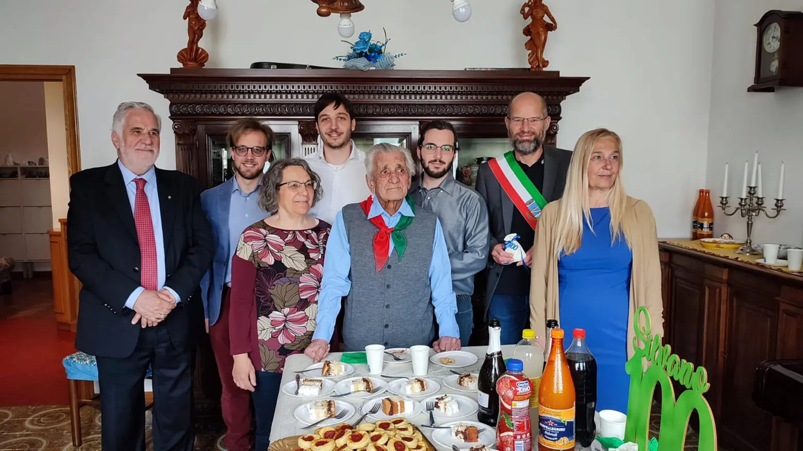 La famiglia festeggia il centenario di Silvano con il sindaco Betti La famiglia festeggia il centenario di Silvano con il sindaco Betti