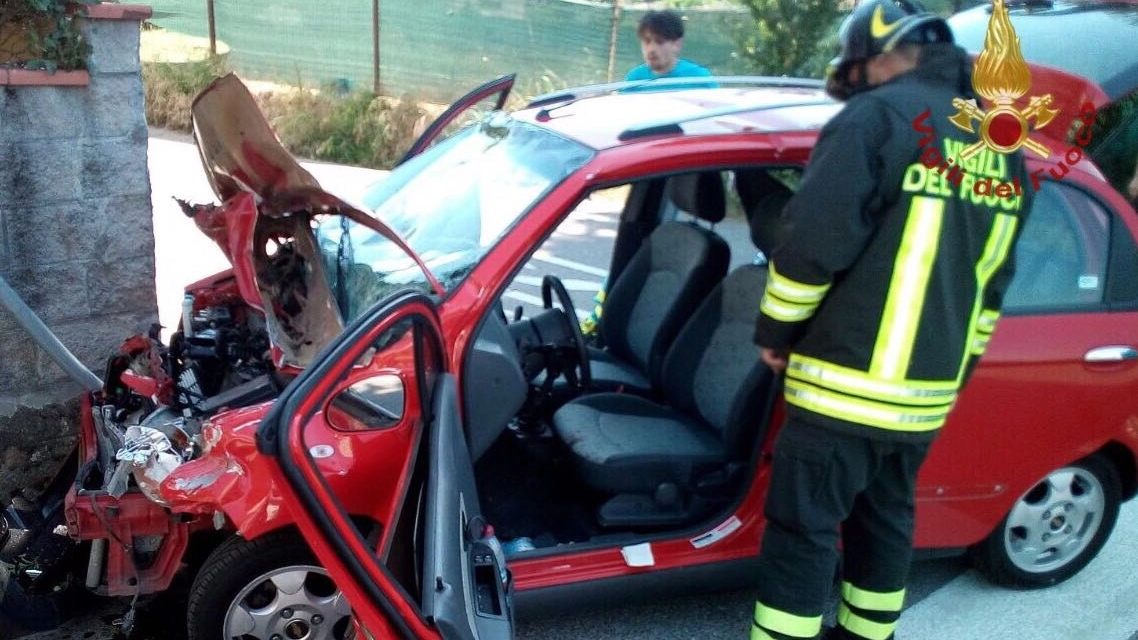 L'auto danneggiata dopo l'incidente in via Tosco Romagnola