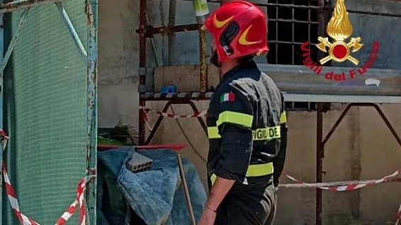 L'intervento dei vigili del fuoco dopo il crollo di un solaio a Certaldo