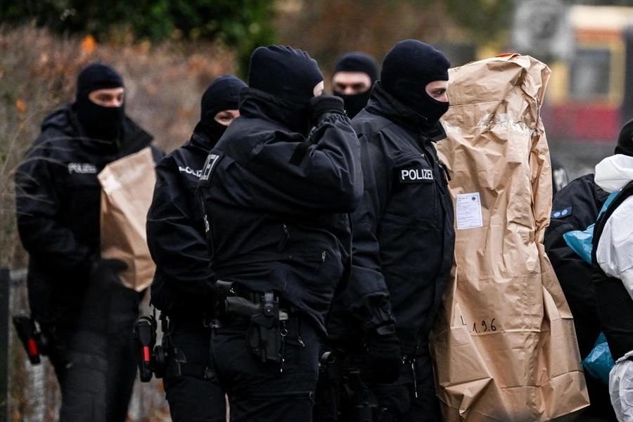La polizia tedesca impegnata nell'operazione anti-golpe (Ansa)