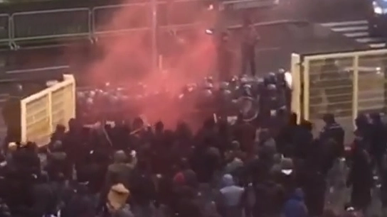 Un momento degli scontri tra tifosi della Fiorentina e polizia