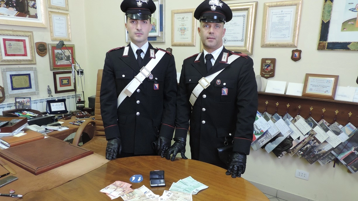 I carabinieri di Ponte a Egola mostrano soldi e droga sequestrati in casa dell'albanese