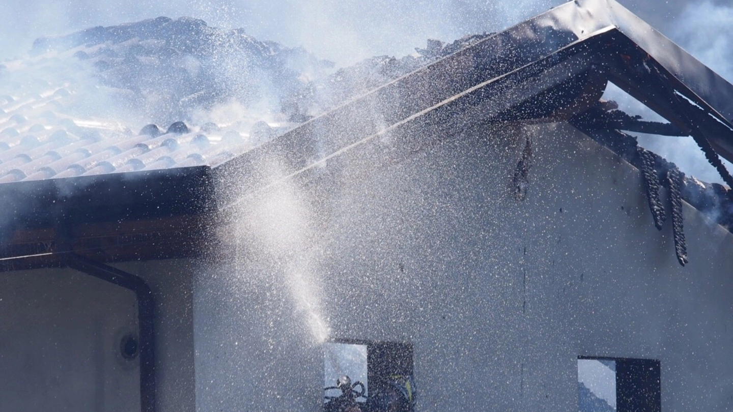L’intervento dei vigili del fuoco all’azienda agricola dove si è sviluppato l’incendio (foto Pasquali)