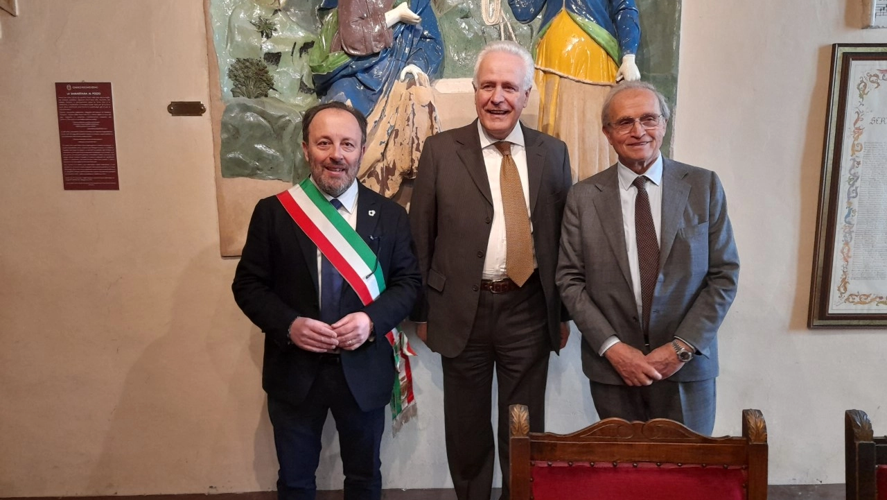 Il presidente Eugenio Giani in una visita dello scorso anno a Pieve Santo Stefano