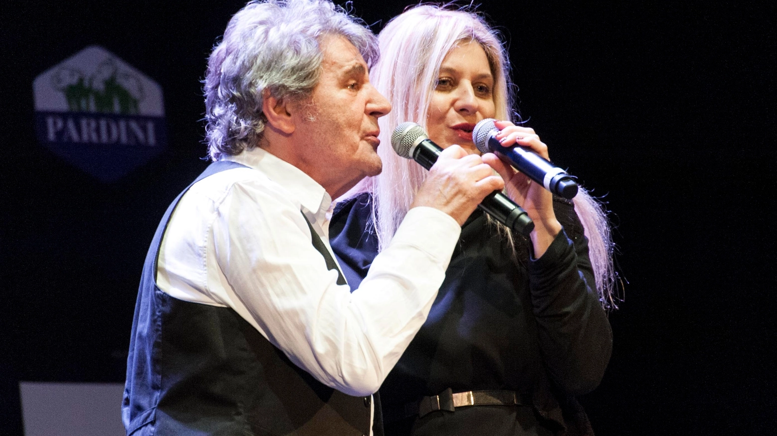 Il duetto di Fausto Leali con la moglie Germana Schena (foto Giacomo Mozzi)