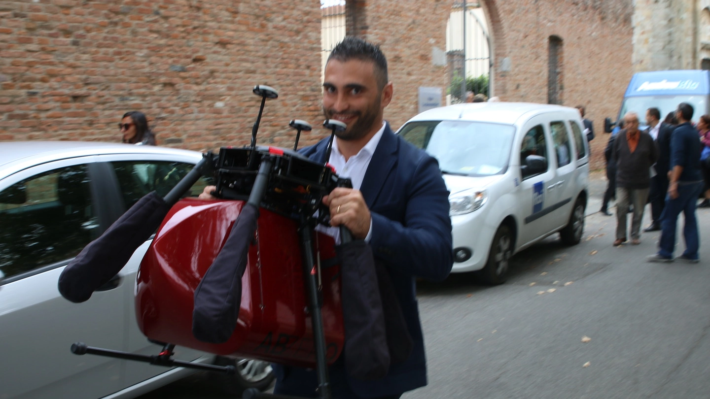 Giuseppe Tortora di Abzero col prototipo di drone che trasporta sangue (foto Valtriani)