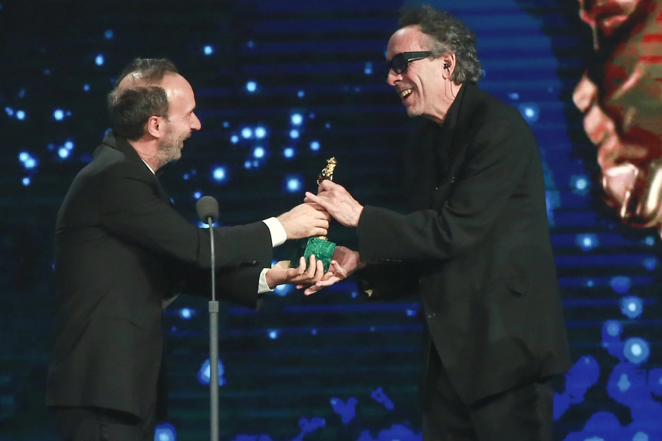 Roberto Benigni premia Tim Burton (foto LaPresse)