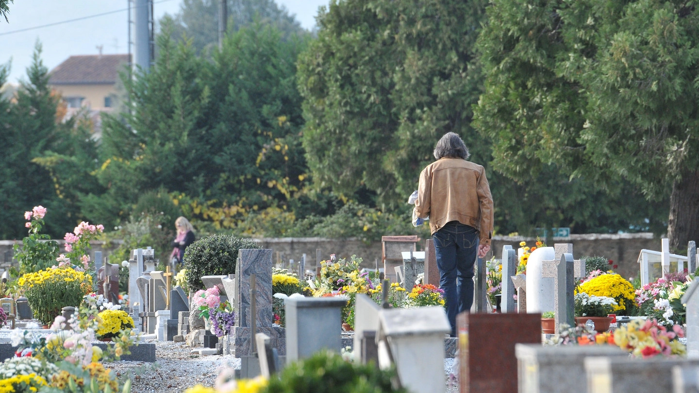 Nella foto d’archivio un cimitero. I ladri non si fermano nemmeno davanti alle lapidi