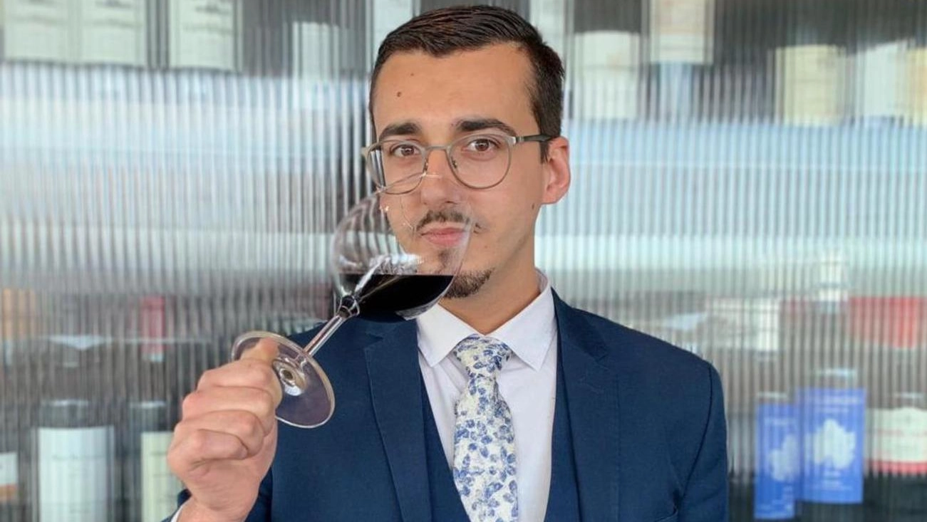 Andrea Rossi in un momento del lavoro da sommelier