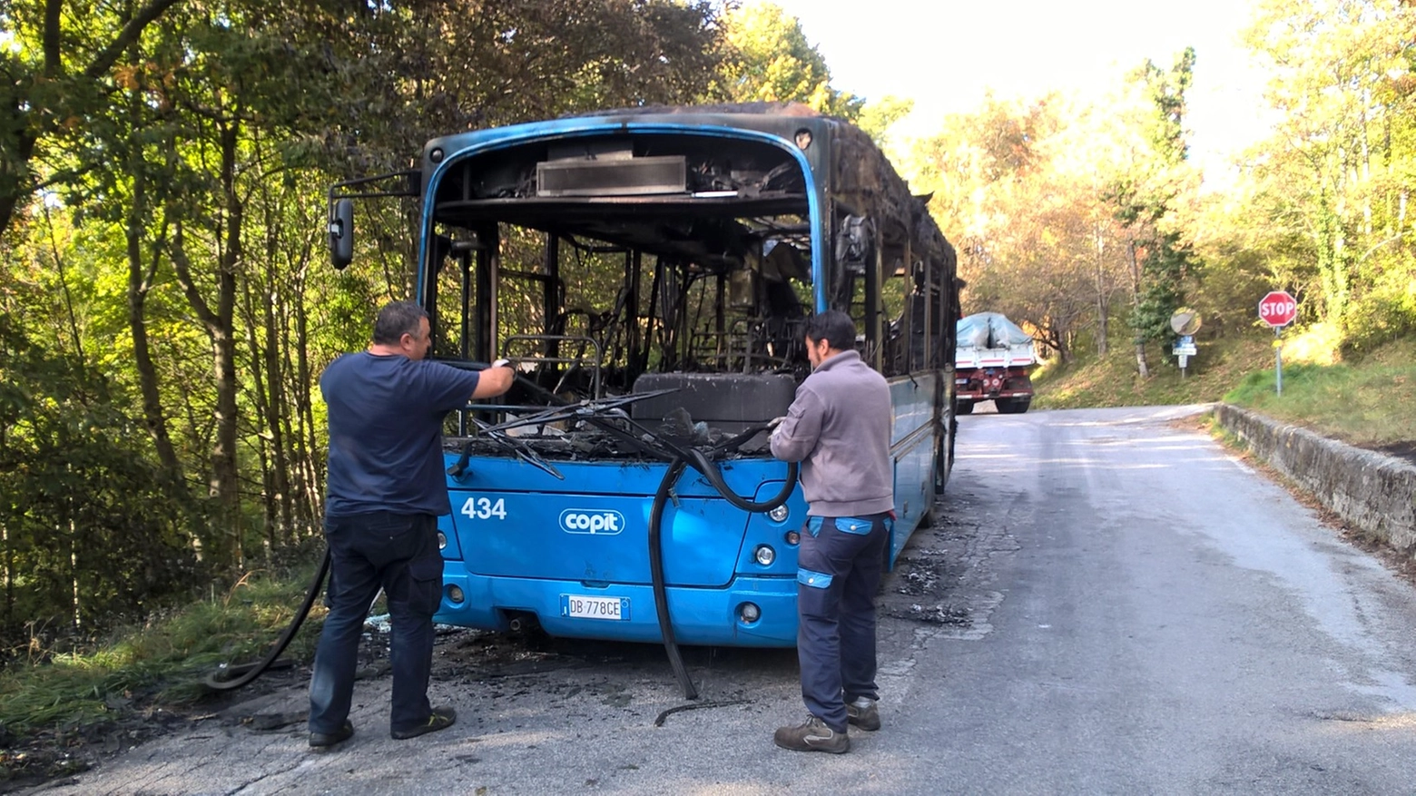 L'autobus di linea bruciato a Piteglio