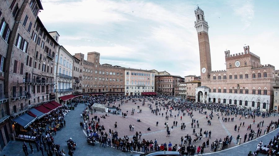 Il carro funebre di Andrea Mari ha fatto il giro d’onore in piazza del Campo a Siena