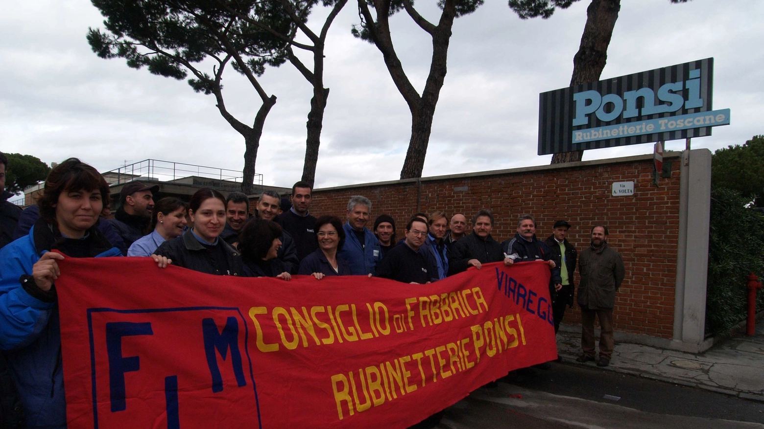 Uno sciopero degli operai Ponsi (Foto d'archivio Umicini)