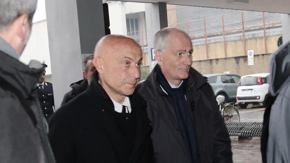 Il ministro dell'Interno Minniti e il capo della polizia Gabrielli in visita all'agente