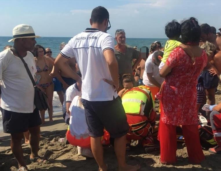 Choc in spiaggia. Bimbo rischia di annegare: salvato / FOTO