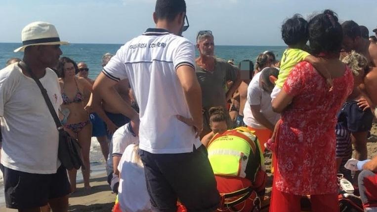 Choc in spiaggia. Bimbo rischia di annegare: salvato / FOTO