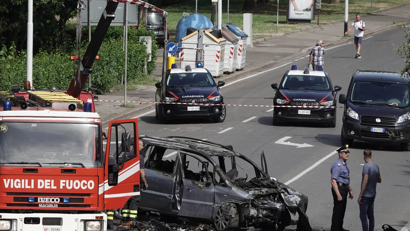 Un’immagine di via Canova pochi minuti dopo il terribile incidente che ha concluso l’inseguimento tra alcune automobili condotte da rom dell’accampamento del Poderaccio