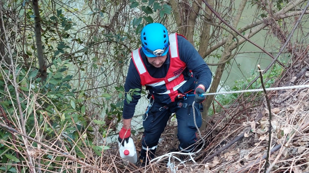 La pulizia dell'argine del fiume La pulizia dell'argine del fiume
