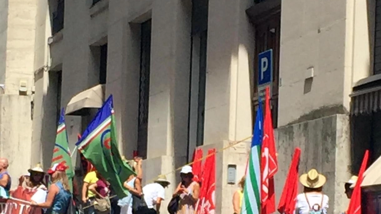 Perugina, i lavoratori protestano davanti la sede del Mise a Roma (foto Ansa)