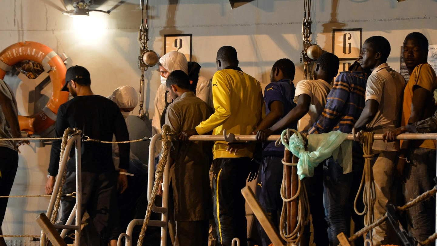 L'arrivo a Pozzallo di alcuni migranti soccorsi dalla nave Grecale (Ap)